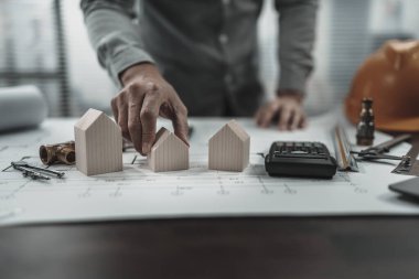 Ev modeli ve tahta bebek, planda aile repertuvarı. Mimar ve mühendis konsepti.