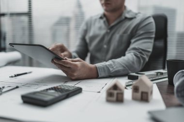 Mimar, Mühendislik ofisteki tablet üzerinde ev çizimleri teftişi yapıyor. Mühendis, Mimar, Endüstri ve Fabrika Konsepti.