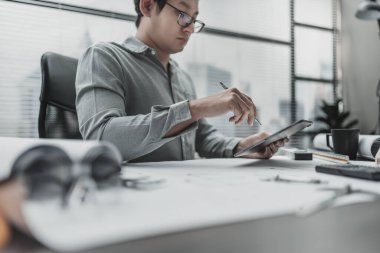 Mimar, Mühendislik ofisteki tablet üzerinde ev çizimleri teftişi yapıyor. Mühendis, Mimar, Endüstri ve Fabrika Konsepti.