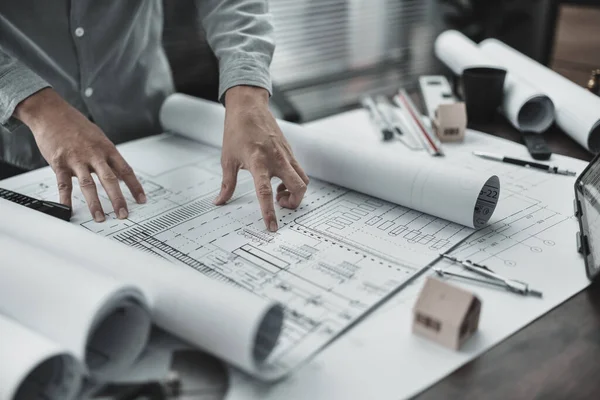 Architekt Ingenieur Las Zeichnung Entwurf Arbeiten Bauplan Hausplanung Und Baukonzept — Stockfoto