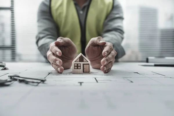Architekci Trzymają Chronią Mini Model Domu Planie Ochrona Domu Planowanie — Zdjęcie stockowe