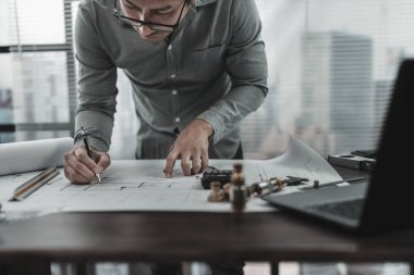 Çizim teftişi ve hesap makinesiyle çalışan mühendislik, üçgen cetvel, güvenlik gözlüğü, pusula, Planlama 'da vernier kalibre. Mühendis, Mimar, Endüstri ve Fabrika Konsepti.