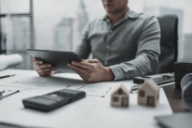 Mimar, Mühendislik ofisteki tablet üzerinde ev çizimleri teftişi yapıyor. Mühendis, Mimar, Endüstri ve Fabrika Konsepti.