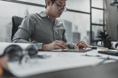 Mimar, Mühendislik ofisteki tablet üzerinde ev çizimleri teftişi yapıyor. Mühendis, Mimar, Endüstri ve Fabrika Konsepti.