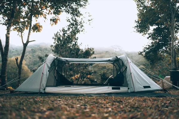 森林中的草地上的灰色帐篷 后面的景色是早上的山 旅行和假日概念 — 图库照片