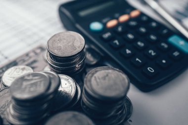 Para yığını para biriktirmek iş büyütmek, plan kurtarmak için. İş yerinde hesap makinesi, kalem, iş grafiği. İş ve finans kavramı.
