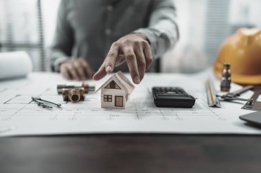Mimar mühendisi, Mini ev modelini plandan alacak. Evi sat, koru, maliyet planlama ve inşaat konsepti.