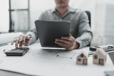 Mimar, Mühendislik ofisteki tablet üzerinde ev çizimleri teftişi yapıyor. Mühendis, Mimar, Endüstri ve Fabrika Konsepti.