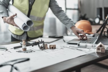 Mühendislik büro masası güvenlik gözlükleri, pusula üzerinde çizim teftişiyle çalışıyor. Mühendis, endüstri ve fabrika konsepti.