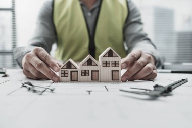 Mimar, mühendis, ev modeli yeniden tasarlama ya da tasarım üzerinde ev satışı. Mimar ve mühendis konsepti.