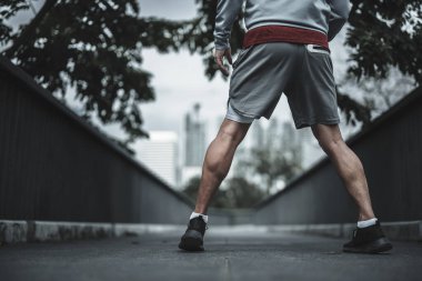 Kardiyo çalışmasından önce şehir merkezindeki parkta koşmaya hazır olun. Büyük şehir yaşam konseptinde sağlık ve yaşam tarzı.