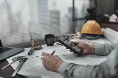 Mühendislik taslak denetimi ve hesap makinesiyle çalışıyor. Mühendis, Mimar, Endüstri ve Fabrika Konsepti.