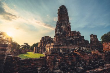 Wat Phra Ram Ayutthaya 'daki ünlü tapınak Ayutthaya' da gün batımında Ayutthaya Tarihi Parkı. 