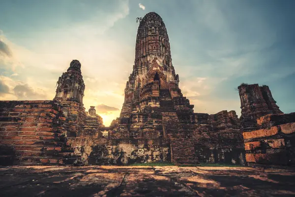 Wat Phra Ram Ayutthaya 'daki ünlü tapınak Ayutthaya' da gün batımında Ayutthaya Tarihi Parkı. 