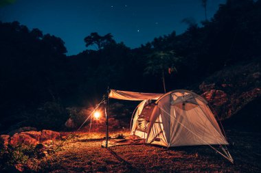 Geceleri gökyüzündeki yıldızların altında şelalelerden akan su derelerinin yanındaki yamaçlara kurulmuş çadırlar..