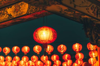 Kırmızı Çin fener (Çeviri Hiyeroglif metin Happy New Year) Çin yeni yıl kutlaması için gün boyunca üst üste asılı.