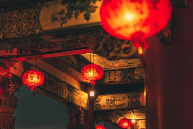 Kırmızı Çin fener (Çeviri Hiyeroglif metin Happy New Year) Çin yeni yıl kutlaması için gün boyunca üst üste asılı.