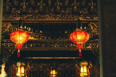 Kırmızı Çin fener (Çeviri Hiyeroglif metin Happy New Year) Çin yeni yıl kutlaması için gün boyunca üst üste asılı.