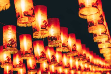 Kırmızı Çin fener (Çeviri Hiyeroglif metin Happy New Year) Çin yeni yıl kutlaması için gün boyunca üst üste asılı.