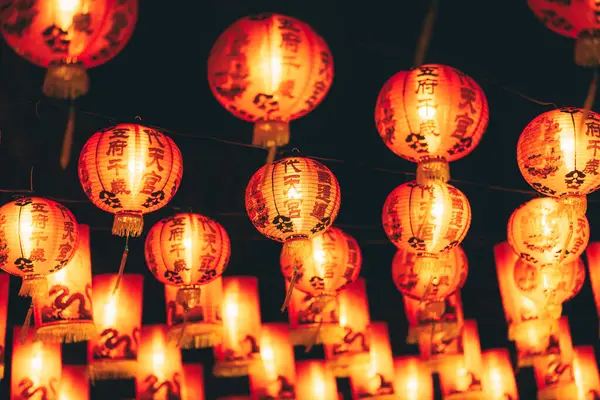 Rode Chinese Lantaarn Vertaling Hiëroglief Tekst Gelukkig Nieuwjaar Opknoping Een — Stockfoto