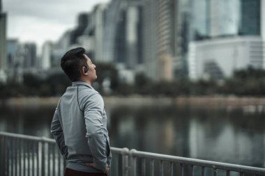 Erkekler kardiyo ve koşu yapmadan önce şehir merkezindeki bir parkta kaslarını gerer ve sabah havasını soluyarak nefes alırlar. Büyük şehir hayatı kavramında sağlık ve yaşam tarzı