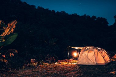 Geceleri gökyüzündeki yıldızların altında şelalelerden akan su derelerinin yanındaki yamaçlara kurulmuş çadırlar..