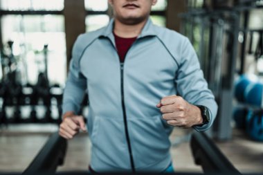 Koşu bandında koşan bir adam, egzersiz fitness. Spor, spor, egzersiz ve yaşam tarzı konsepti.