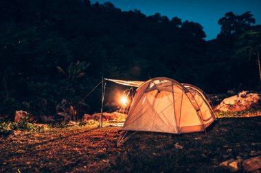 Geceleri gökyüzündeki yıldızların altında şelalelerden akan su derelerinin yanındaki yamaçlara kurulmuş çadırlar..