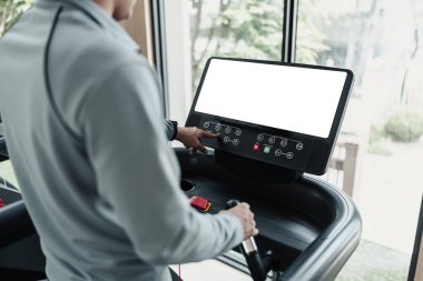 Parmak Basma Botton kardiyo için spor salonunda koşu bandı çalıştırıyor. Spor konsepti.