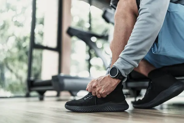 Tangan Pria Yang Mengikat Tali Sepatu Gym Fitness Latihan Dan Stok Gambar