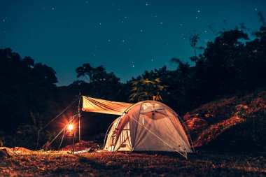 Geceleri gökyüzündeki yıldızların altında şelalelerden akan su derelerinin yanındaki yamaçlara kurulmuş çadırlar..
