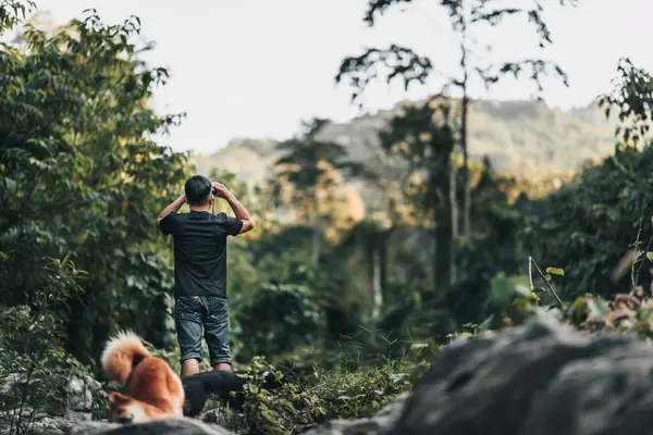 Pendaki Menggunakan Teropong Untuk Melihat Hewan Dan Melihat Lanskap Dengan Stok Foto