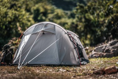 Şelalelerden akan su derelerinin yanındaki yamaçlara kurulmuş çadırlar..