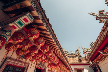 Kırmızı Çin fener (Çeviri Hiyeroglif metin Happy New Year) Çin yeni yıl kutlaması için gün boyunca üst üste asılı.