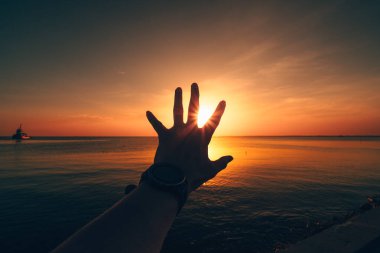 Sakin Okyanus Ufkunda Gün Batımına uzanan El