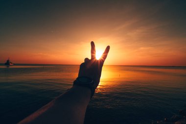 Sakin Okyanus Ufkunda Gün Batımına uzanan El