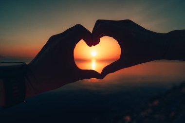 Sakin Okyanus Ufkunda Gün Batımına uzanan El