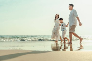 Tatilde, seyahatte ya da uzun bir hafta sonunda ailenle vakit geçir ve gün batımının olduğu güzel bir sahilde el ele yürüyüp eğlen ve mutlu ol..