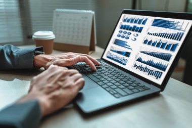 İşadamı el işi yapıyor ve dizüstü bilgisayarda yazıyor. İş raporu grafiği ve grafiği, şirket, finans ve pazarlama kavramı.