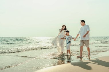 Tatilde, seyahatte ya da uzun bir hafta sonunda ailenle vakit geçir ve gün batımının olduğu güzel bir sahilde el ele yürüyüp eğlen ve mutlu ol..