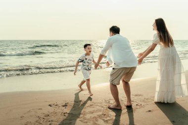 Ebeveynler çocuklarının denizde mutlulukla koşmasını ve tatillerde, seyahatlerde, uzun hafta sonlarında, yazlarda veya diğer tatillerde plaja tırmanmalarını dört gözle bekliyorlar..