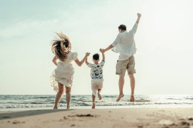 Tatil, seyahat, uzun hafta sonu, yaz ve tatiller ailelerin birlikte koşup zıplayarak ve sahilde eğlenerek geçirdikleri mutlu zamanlardır..