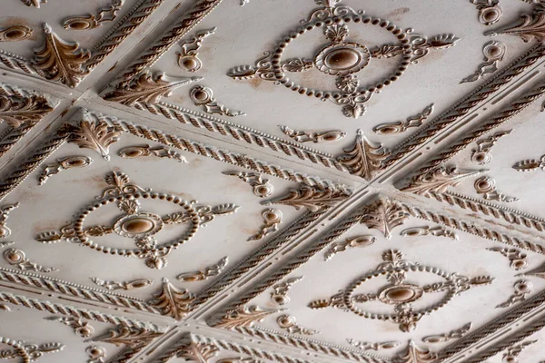 アンティークの建物の天井の詳細 装飾的なアンティークデザインパターン 邸宅の天井の内部の詳細 — ストック写真
