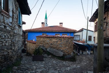 Türkiye 'nin Cumalikizik köyündeki eski evler. Eski kasabadaki geleneksel evler