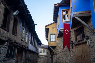 Türkiye 'nin Cumalikizik köyündeki eski evler. Eski kasabadaki geleneksel evler. Ev duvarında Türk bayrağı.