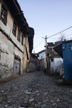 Türkiye 'nin Cumalikizik köyündeki eski evler. Eski kasabadaki geleneksel evler