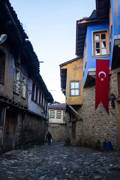 Türkiye 'nin Cumalikizik köyündeki eski evler. Eski kasabadaki geleneksel evler. Ev duvarında Türk bayrağı.