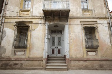 Tarihi merkezde eski bir evin cephesi. Tarihi merkezde eski bir ev..