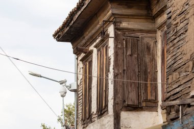 Tarihi merkezde eski bir evin cephesi. Tarihi merkezde eski bir ev..
