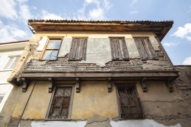 Tarihi merkezde eski bir evin cephesi. Tarihi merkezde eski bir ev..
